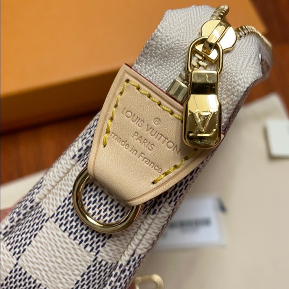 🛑SOLD🛑 LV Pochette Accessoires Damier Azur - Picture 5 of 11